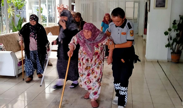 Ateş savaşçıları vatandaşların yanında