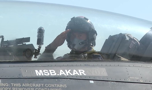 Bakan Akar, Şehitler Abidesi&#039;ni selamladı