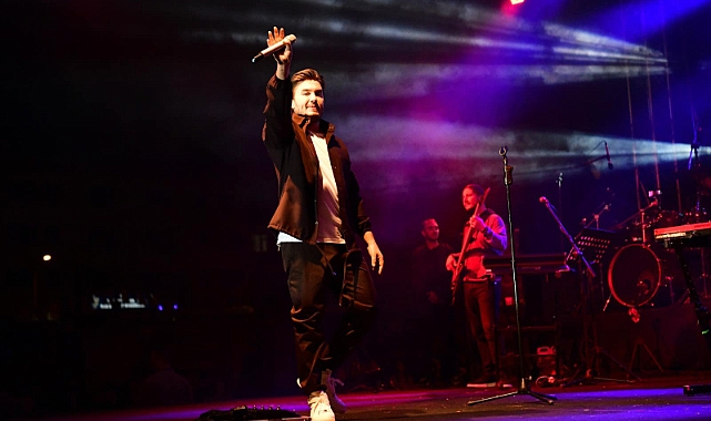 Ezine&#039;de coşkulu kutlama