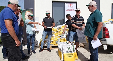 Kanola tohumları üreticilere dağıtıldı