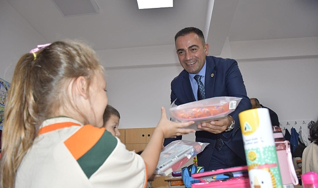 Öğrencilerin kırtasiye hediyesi Biga Belediyesi&#039;nden