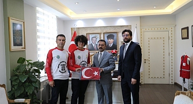 Şehitlik Toprağını ve Türk Bayrağını teslim aldı