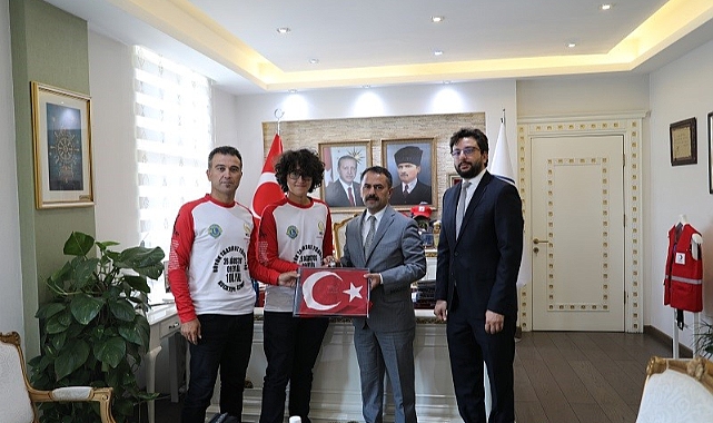 Şehitlik Toprağını ve Türk Bayrağını teslim aldı