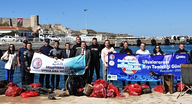 Yarım saatte 40 çuval çöp toplandı