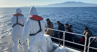 Lastik botla denizde sürüklendiler