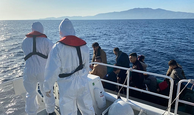 Lastik botla denizde sürüklendiler