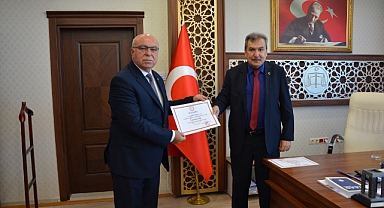 Başkan Deniz mazbatasını aldı