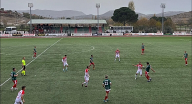 Ezinespor lideri mağlup etti