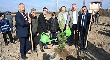 Fidanlar toprakla buluşturuldu
