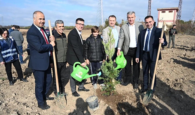 Fidanlar toprakla buluşturuldu