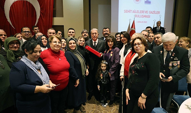 Bakan Akar, şehit aileleri ve gazilerle buluştu