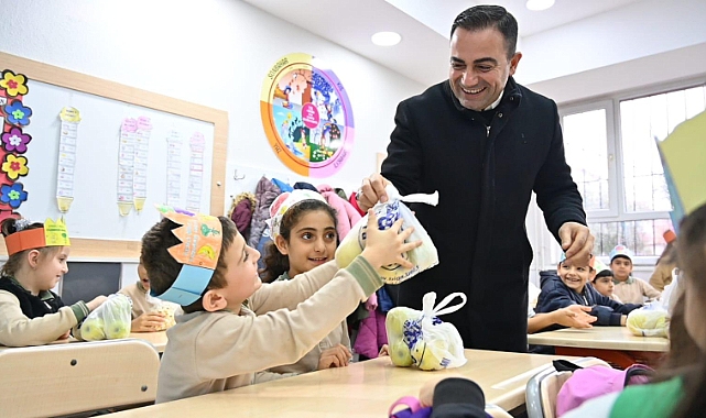 Biga Belediyesi 10 ton elma dağıttı