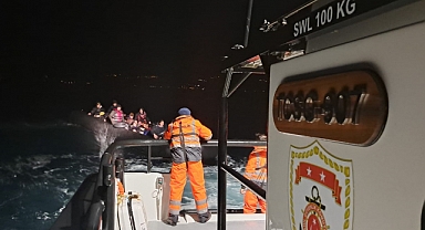 Sürüklenen lastik bottaki göçmenler kurtarıldı