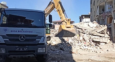 Biga Belediyesi'nin personel ve iş makineleri deprem bölgesinde