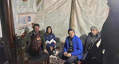 Depremzede aileye çadırı teslim etti