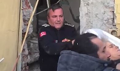 Enkazdan bir vatandaşı daha kurtardılar