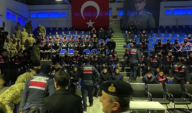 Kahraman jandarma depremzedelerin yanında