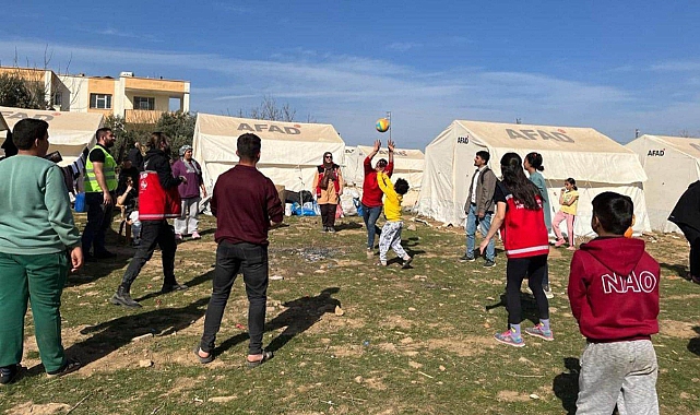 Gönüllü ekipler deprem bölgesinde
