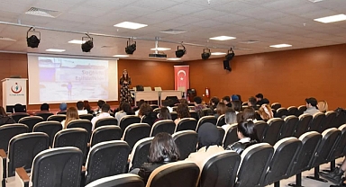 Hastanede stajyer öğrencilere eğitim