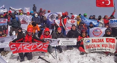 Şehitler için bin 774 metre yükseklikte saygı duruşu