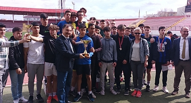 Stadyumda atletizm yarışmaları