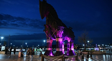 Troia Atı mor ışıkla aydınlatılıyor