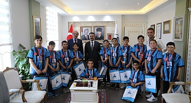 Vali Aktaş'tan şampiyon öğrencilere tebrik