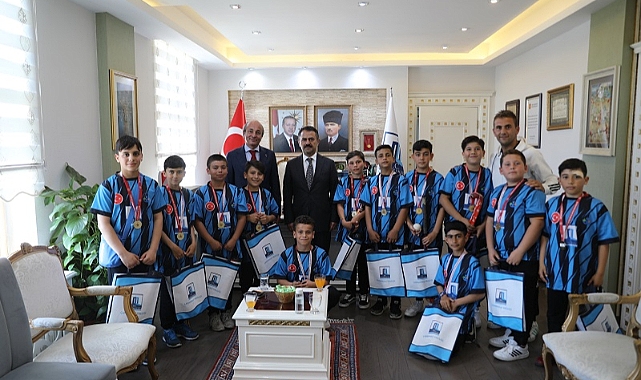 Vali Aktaş&#039;tan şampiyon öğrencilere tebrik