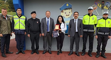 Yılın örnek sürücüsü plaketini aldı