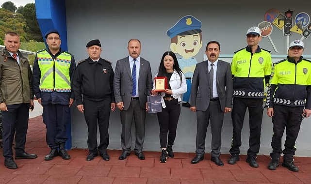 Yılın örnek sürücüsü plaketini aldı