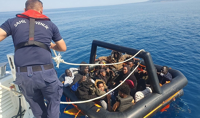 Ayvacık&#039;ta 14 kaçak göçmen kurtarıldı
