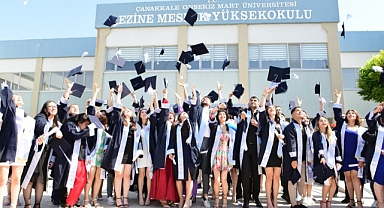Ezine Meslek Yüksekokulu'nda mezuniyet töreni