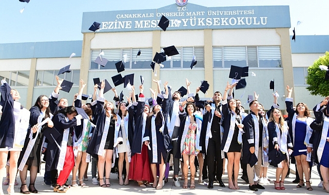 Ezine Meslek Yüksekokulu&#039;nda mezuniyet töreni