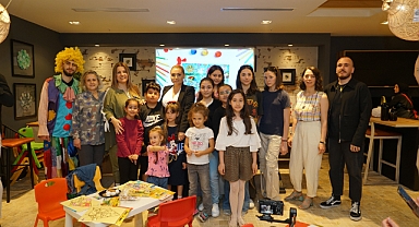 Minik Eller Anneleri İçin Çizdi