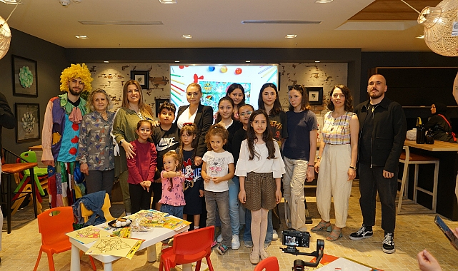 Minik Eller Anneleri İçin Çizdi