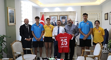 Vali Aktaş'a forma hediye edildi