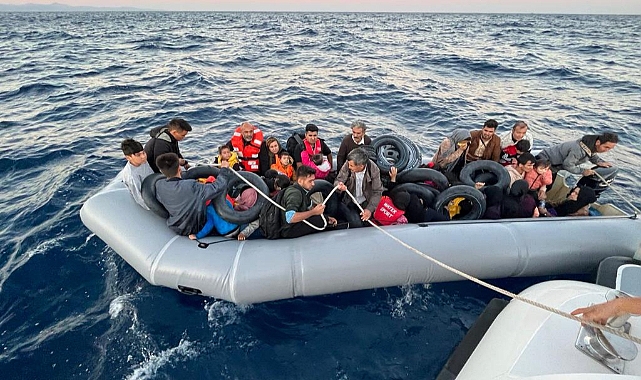 Lastik botla denizde sürüklenen göçmenler kurtarıldı