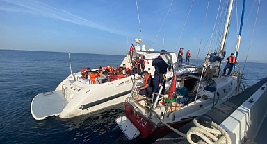 Yelkenli teknede 25 kaçak göçmen yakalandı