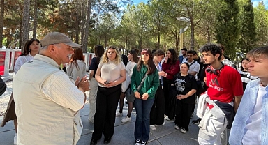 Öğrenciler Şehitler Abidesi'ndeydi