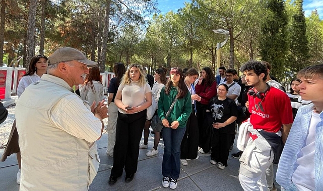 Öğrenciler Şehitler Abidesi&#039;ndeydi