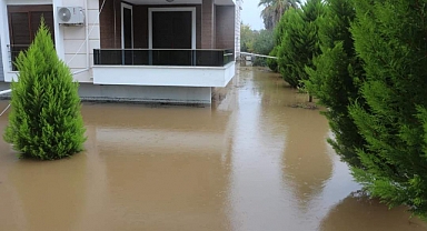 Ev ve işyerlerini su bastı