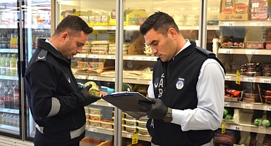 Lapseki'de marketler denetleniyor