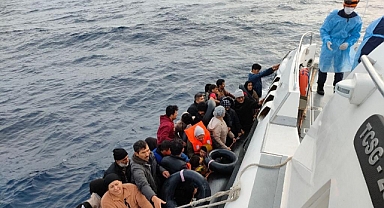 Lastik bot denizde sürüklendi, göçmenler ölümden döndü