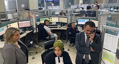 112 Acil Çağrı Merkezi'nde incelemelerde bulunan Vali Aktaş, vatandaşların çağrılarını cevapladı