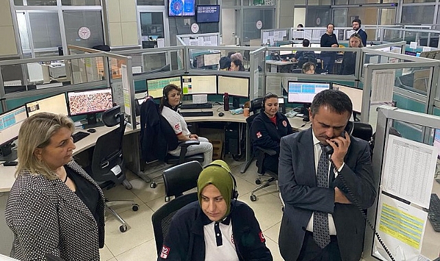 112 Acil Çağrı Merkezi&#039;nde incelemelerde bulunan Vali Aktaş, vatandaşların çağrılarını cevapladı