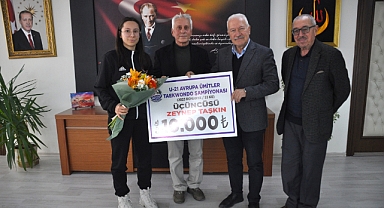 Başkan Yılmaz'dan Zeynep Taşkın'a ödül
