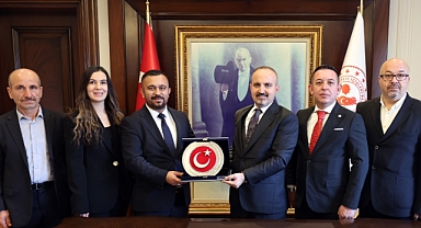Bülent Turan, misafirlerini ağırlıyor