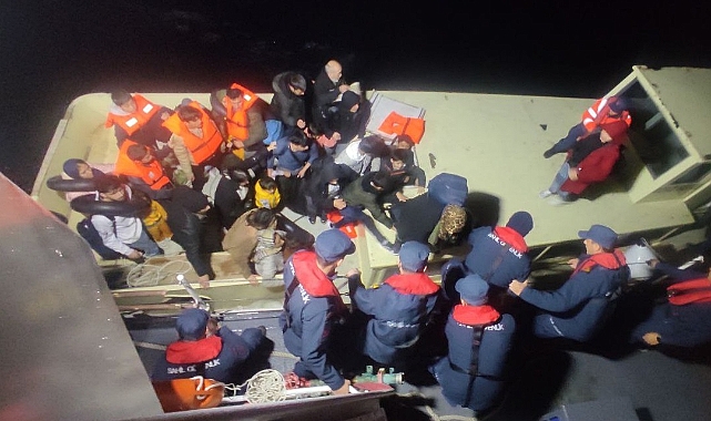 Durdurulan teknede 44 göçmen, 1 göçmen kaçakçısı yakalandı