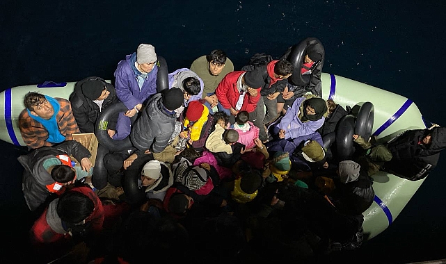 Lastik botun motoru arızalanınca denizde sürüklendiler!