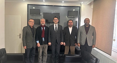 ÇOMÜ Rektörü Erenoğlu, İnternet ve Sosyal Medya Basın Mensupları Derneği'ni ziyaret etti